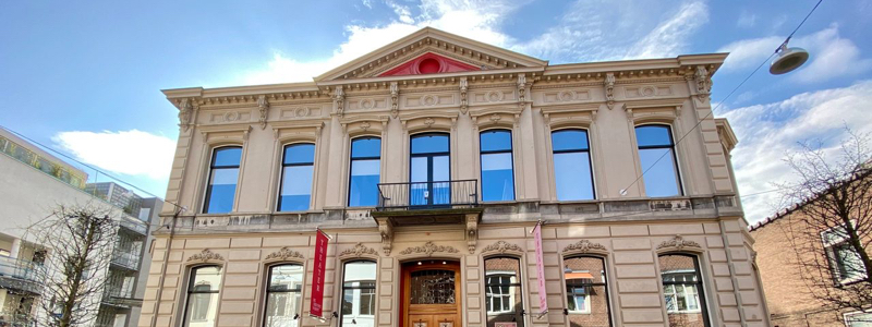 Foto van de voorkant van het Theater De Nieuwe Vorst, waar het kantoor van Stooseflow in is gevestigd
